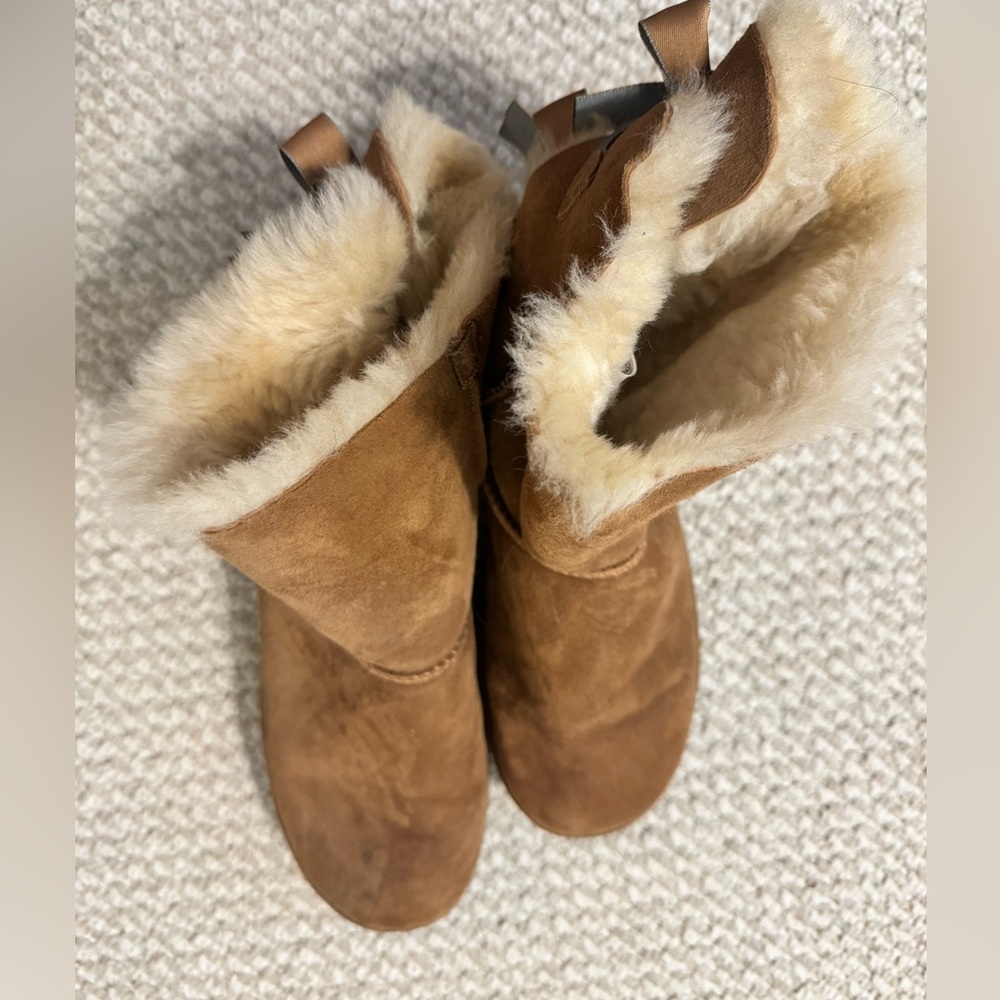 UGG Bailey Bow in Chestnut